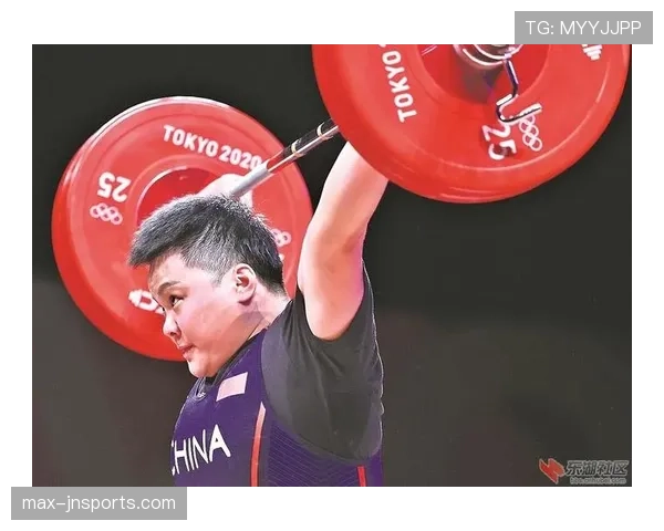 汪周雨训练完直接啃鸡腿，这自律和放纵切换也太真实了